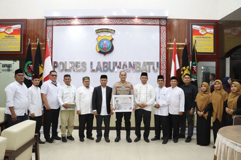 AA Umrah Hadiahkan Perjalanan Umrah kepada Kapolres Labuhanbatu