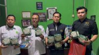 Ketua PWI Kota Jambi dan Sekertaris Serahkan Masker Gratis ke SMA YPWI Upaya Cegah Infeksi Saluran Pernapasan