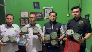 Ketua PWI Kota Jambi dan Sekertaris Serahkan Masker Gratis ke SMA YPWI Upaya Cegah Infeksi Saluran Pernapasan