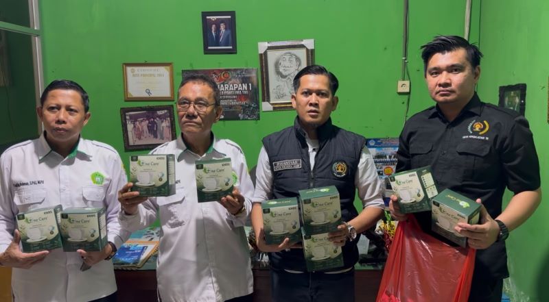 Ketua PWI Kota Jambi dan Sekertaris Serahkan Masker Gratis ke SMA YPWI Upaya Cegah Infeksi Saluran Pernapasan