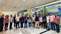 Ketum SMSI Firdaus Tiba di Kualanamu, Pengurus Sumut Sambut dengan Kekompakan