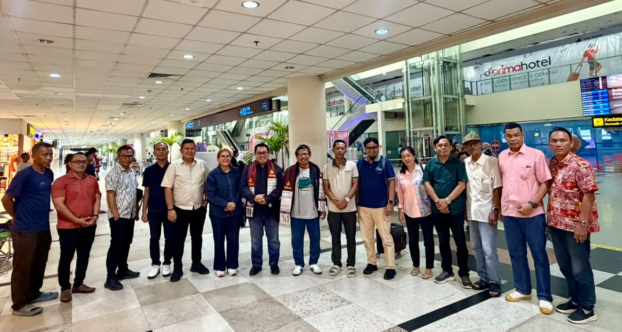 Ketum SMSI Firdaus Tiba di Kualanamu, Pengurus Sumut Sambut dengan Kekompakan