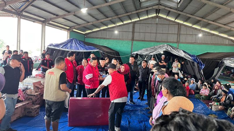Rapidin Simbolon, PDI Perjuangan Sumut, pengungsi Sinabung, bantuan pengungsi Sinabung, erupsi Gunung Sinabung, Gunung Sinabung, Karo, bantuan PDI Perjuangan, Desa Sukatengah, Naman Teran