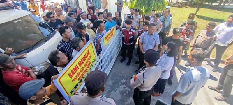 Ratusan Petani Geruduk PN Rantauprapat, Minta Konstatering Sengketa Lahan PT Belungkut Ditunda