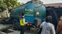 truk tangki kecelakaan di Perbaungan, truk tangki seruduk rumah warga, kecelakaan Perbaungan hari ini, kecelakaan Serdang Bedagai, truk tangki BK 8454 CV, kecelakaan Medan Tebing Tinggi.