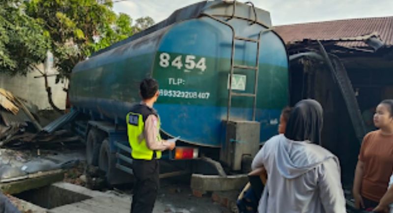truk tangki kecelakaan di Perbaungan, truk tangki seruduk rumah warga, kecelakaan Perbaungan hari ini, kecelakaan Serdang Bedagai, truk tangki BK 8454 CV, kecelakaan Medan Tebing Tinggi.