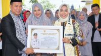 PT Amanah Akbar Mandiri Wisata Berikan Penghargaan Perjalanan Umrah kepada Bupati Labuhanbatu