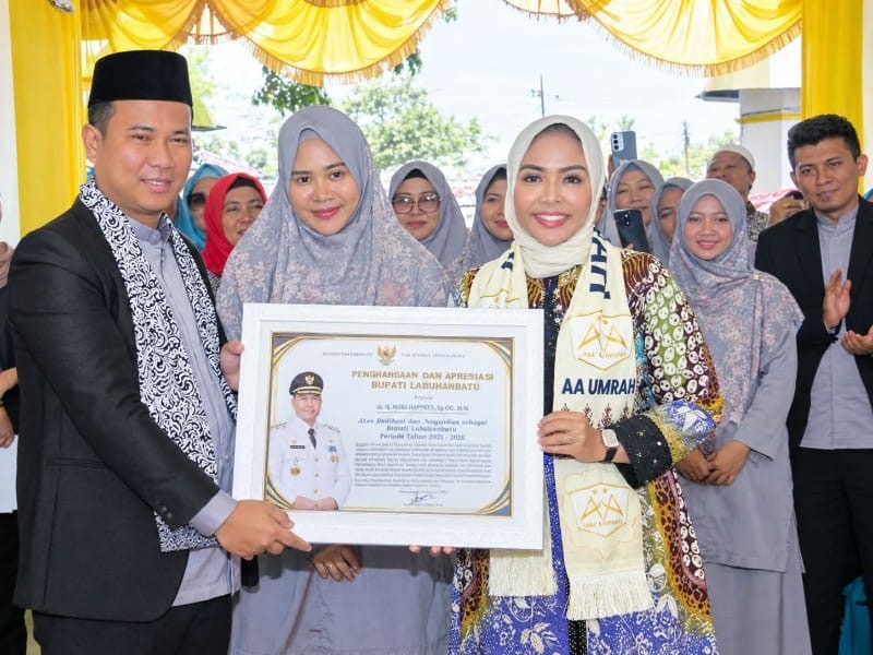PT Amanah Akbar Mandiri Wisata Berikan Penghargaan Perjalanan Umrah kepada Bupati Labuhanbatu