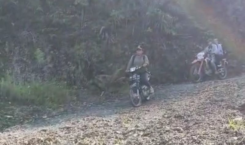23 Tahun Pakpak Bharat Mekar, Jalan ke SD Negeri 036568 Sibongkaras Rusak Parah, Guru Perempuan Bertaruh Nyawa
