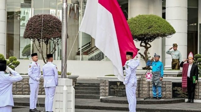 Hari Sumpah Pemuda ke-98, Wagub Surya Serahkan Penghargaan kepada Tujuh Organisasi Kepemudaan