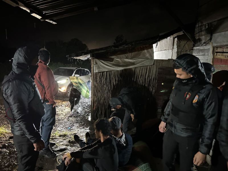 Diduga Jadi Sarang Narkoba, Polres Karo Gerebek Jalan Kolam Renang Berastagi, Tujuh Pria Diamankan