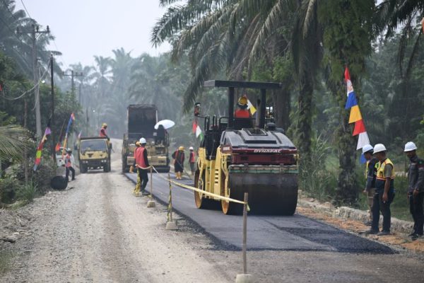 Gubernur Sumut Perbaiki Jalan 20 Tahun Terbengkalai di Labusel, Rampung Akhir 2026