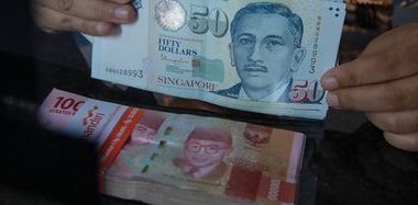Dolar Singapura menguat ke Rp14.084 pada 19 Oktober 2026. Simak penyebab kenaikan SGD, peluang keuntungan hingga Rp22 juta, dan dampaknya bagi masyarakat Indonesia.