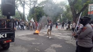 KAMMI Sumut Bakar Ban di DPRD Sumut, Desak Seleksi KPID dan Anggaran Sosper-Wasbang-Pokir Diusut