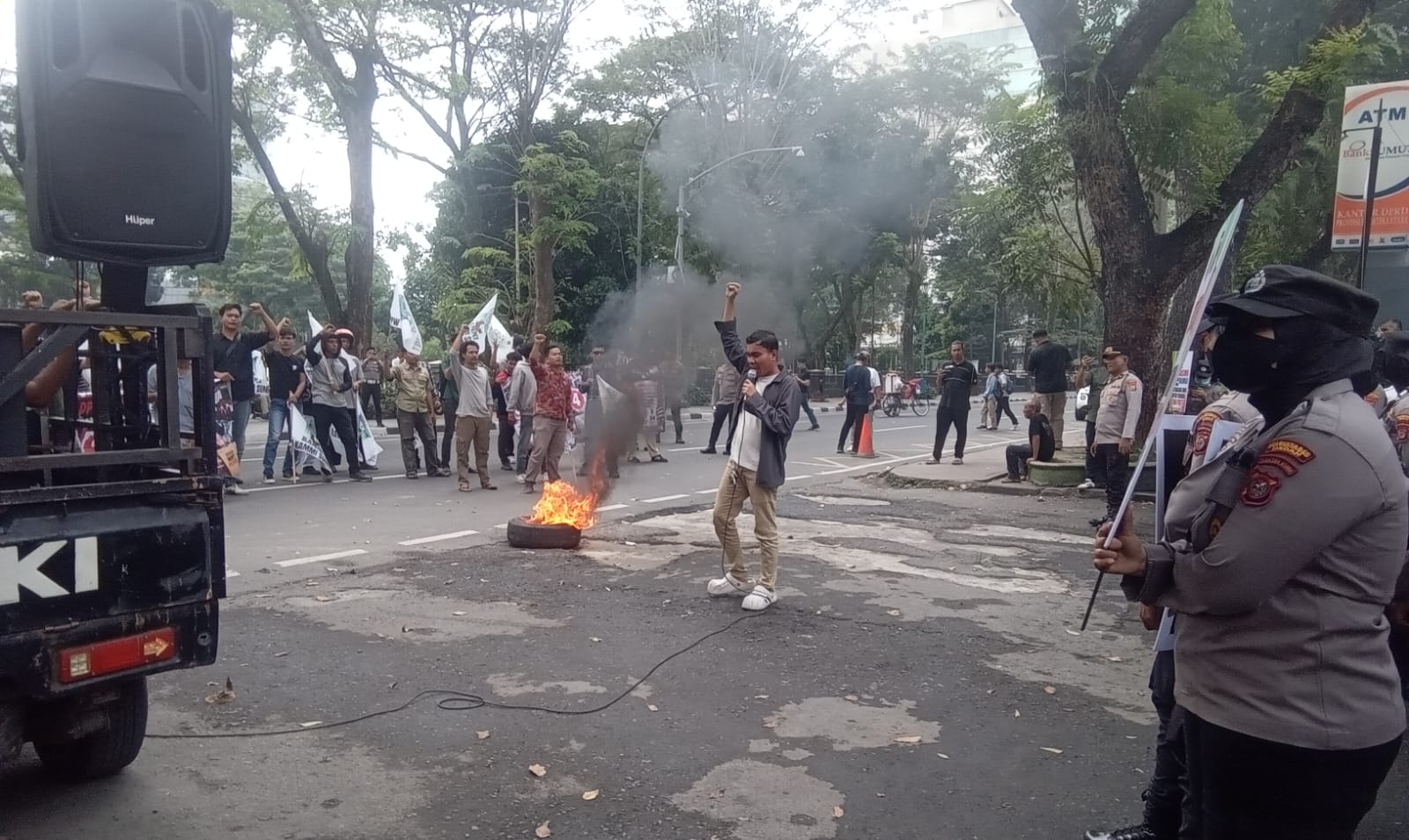 KAMMI Sumut Bakar Ban di DPRD Sumut, Desak Seleksi KPID dan Anggaran Sosper-Wasbang-Pokir Diusut