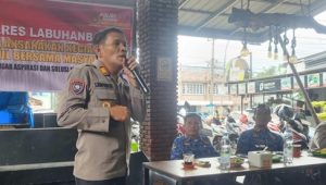 Kasat Binmas Polres Labuhanbatu Tampung Aspirasi Warga, Ajak Bersama Cegah Kriminalitas dan Narkoba KLIKSUMUT.COM | RANTAUPRAPAT – Polres Labuhanbatu memperkuat komunikasi dengan masyarakat melalui kegiatan kumpul bersama warga di Kecamatan Rantau Utara, Rabu (28/10/2026). Pertemuan ini menjadi ruang bagi warga untuk menyampaikan aspirasi, mengungkap persoalan lingkungan, sekaligus mencari solusi bersama demi menjaga keamanan dan ketertiban masyarakat (kamtibmas). Kegiatan dipimpin Kasat Binmas Polres Labuhanbatu AKP Sontang Tampubolon bersama personel Bhabinkamtibmas Kecamatan Rantau Utara. Hadir dalam pertemuan tersebut para lurah, perwakilan kepala lingkungan (kepling), tokoh masyarakat, dan tokoh agama. AKP Sontang mengatakan, komunikasi langsung dengan masyarakat merupakan bagian dari upaya mendekatkan Polri kepada warga. Melalui pertemuan tersebut, masyarakat diharapkan tidak ragu menyampaikan informasi maupun persoalan yang membutuhkan perhatian dan penanganan bersama. Ia juga mengingatkan warga meningkatkan kewaspadaan terhadap pencurian rumah kosong, pendingin ruangan (AC), dan kendaraan bermotor. Warga yang bepergian diimbau menitipkan rumah kepada tetangga atau memberitahukan kepada kepling. Sementara pemilik kendaraan diminta menggunakan kunci ganda serta meningkatkan pengawasan. Pencegahan narkoba dan ketertiban berlalu lintas turut menjadi perhatian. AKP Sontang mengajak masyarakat berperan aktif membantu pemberantasan narkoba dengan melaporkan dugaan penyalahgunaan maupun peredaran narkotika kepada kepolisian. Terkait lalu lintas, ia mengingatkan masyarakat mematuhi aturan berkendara, menggunakan helm saat mengendarai sepeda motor, serta memastikan anak-anak sekolah memenuhi persyaratan sebelum berkendara. Masyarakat juga diimbau bijak menggunakan media sosial, tidak melakukan perundungan, serta menghindari penyebaran informasi yang belum terverifikasi. Selain keamanan, AKP Sontang memaparkan program Polisi Peduli Pengangguran (Poliran). Melalui Bhabinkamtibmas, pendataan warga yang belum bekerja telah dilakukan. Sebagian di antaranya bahkan telah mengikuti pelatihan dan memperoleh sertifikat keterampilan. Ia berharap kerja sama dengan pemerintah daerah dan pihak terkait terus diperkuat agar semakin banyak warga memperoleh kesempatan meningkatkan keterampilan dan mendapatkan pekerjaan. AKP Sontang menekankan pentingnya sinergi antara Bhabinkamtibmas, pemerintah kelurahan, kepling, dan masyarakat untuk menyelesaikan persoalan sejak dini sebelum berkembang menjadi masalah yang lebih besar. Warga yang membutuhkan bantuan kepolisian juga dapat menghubungi layanan Call Center Polri 110. Lurah Rantauprapat, Zailani, mengapresiasi upaya Polri mendekatkan diri kepada masyarakat, termasuk melalui keberadaan Bhabinkamtibmas di setiap kelurahan. Menurutnya, sinergi tersebut penting untuk membantu menyelesaikan persoalan warga sekaligus menjaga keamanan lingkungan. Sementara itu, Kapolres Labuhanbatu AKBP Wahyu Endrajaya melalui Kasi Humas AKP Aswin Irwan menyampaikan bahwa kegiatan tersebut merupakan bagian dari upaya membangun komunikasi terbuka dan memperkuat kemitraan antara kepolisian, pemerintah setempat, dan masyarakat. Melalui kegiatan ini, Polres Labuhanbatu berharap aspirasi warga dapat ditindaklanjuti secara cepat, tepat, dan humanis. Dengan komunikasi dan kerja sama yang kuat, masyarakat diharapkan semakin aktif menjadi mitra kepolisian dalam mewujudkan lingkungan yang aman dan kondusif. (KSC) Reporter: Fajar Dame Harahap