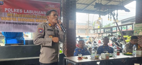 Kasat Binmas Polres Labuhanbatu Tampung Aspirasi Warga, Ajak Bersama Cegah Kriminalitas dan Narkoba KLIKSUMUT.COM | RANTAUPRAPAT – Polres Labuhanbatu memperkuat komunikasi dengan masyarakat melalui kegiatan kumpul bersama warga di Kecamatan Rantau Utara, Rabu (28/10/2026). Pertemuan ini menjadi ruang bagi warga untuk menyampaikan aspirasi, mengungkap persoalan lingkungan, sekaligus mencari solusi bersama demi menjaga keamanan dan ketertiban masyarakat (kamtibmas). Kegiatan dipimpin Kasat Binmas Polres Labuhanbatu AKP Sontang Tampubolon bersama personel Bhabinkamtibmas Kecamatan Rantau Utara. Hadir dalam pertemuan tersebut para lurah, perwakilan kepala lingkungan (kepling), tokoh masyarakat, dan tokoh agama. AKP Sontang mengatakan, komunikasi langsung dengan masyarakat merupakan bagian dari upaya mendekatkan Polri kepada warga. Melalui pertemuan tersebut, masyarakat diharapkan tidak ragu menyampaikan informasi maupun persoalan yang membutuhkan perhatian dan penanganan bersama. Ia juga mengingatkan warga meningkatkan kewaspadaan terhadap pencurian rumah kosong, pendingin ruangan (AC), dan kendaraan bermotor. Warga yang bepergian diimbau menitipkan rumah kepada tetangga atau memberitahukan kepada kepling. Sementara pemilik kendaraan diminta menggunakan kunci ganda serta meningkatkan pengawasan. Pencegahan narkoba dan ketertiban berlalu lintas turut menjadi perhatian. AKP Sontang mengajak masyarakat berperan aktif membantu pemberantasan narkoba dengan melaporkan dugaan penyalahgunaan maupun peredaran narkotika kepada kepolisian. Terkait lalu lintas, ia mengingatkan masyarakat mematuhi aturan berkendara, menggunakan helm saat mengendarai sepeda motor, serta memastikan anak-anak sekolah memenuhi persyaratan sebelum berkendara. Masyarakat juga diimbau bijak menggunakan media sosial, tidak melakukan perundungan, serta menghindari penyebaran informasi yang belum terverifikasi. Selain keamanan, AKP Sontang memaparkan program Polisi Peduli Pengangguran (Poliran). Melalui Bhabinkamtibmas, pendataan warga yang belum bekerja telah dilakukan. Sebagian di antaranya bahkan telah mengikuti pelatihan dan memperoleh sertifikat keterampilan. Ia berharap kerja sama dengan pemerintah daerah dan pihak terkait terus diperkuat agar semakin banyak warga memperoleh kesempatan meningkatkan keterampilan dan mendapatkan pekerjaan. AKP Sontang menekankan pentingnya sinergi antara Bhabinkamtibmas, pemerintah kelurahan, kepling, dan masyarakat untuk menyelesaikan persoalan sejak dini sebelum berkembang menjadi masalah yang lebih besar. Warga yang membutuhkan bantuan kepolisian juga dapat menghubungi layanan Call Center Polri 110. Lurah Rantauprapat, Zailani, mengapresiasi upaya Polri mendekatkan diri kepada masyarakat, termasuk melalui keberadaan Bhabinkamtibmas di setiap kelurahan. Menurutnya, sinergi tersebut penting untuk membantu menyelesaikan persoalan warga sekaligus menjaga keamanan lingkungan. Sementara itu, Kapolres Labuhanbatu AKBP Wahyu Endrajaya melalui Kasi Humas AKP Aswin Irwan menyampaikan bahwa kegiatan tersebut merupakan bagian dari upaya membangun komunikasi terbuka dan memperkuat kemitraan antara kepolisian, pemerintah setempat, dan masyarakat. Melalui kegiatan ini, Polres Labuhanbatu berharap aspirasi warga dapat ditindaklanjuti secara cepat, tepat, dan humanis. Dengan komunikasi dan kerja sama yang kuat, masyarakat diharapkan semakin aktif menjadi mitra kepolisian dalam mewujudkan lingkungan yang aman dan kondusif. (KSC) Reporter: Fajar Dame Harahap