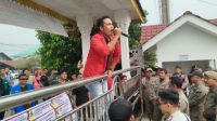 Mahasiswa Cap Maya Hasmita “Bupati Panjat Tebing”, Tiga Jam Berunjuk Rasa Tak Kunjung Ditemui