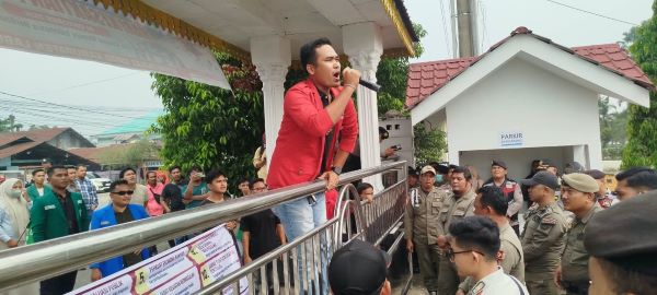 Mahasiswa Cap Maya Hasmita “Bupati Panjat Tebing”, Tiga Jam Berunjuk Rasa Tak Kunjung Ditemui