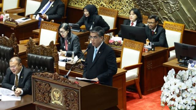 Menaker Ungkap Poin Penting UU Pelindungan Ketenagakerjaan yang Wajib Diketahui Pekerja Menaker Ungkap Poin Penting UU Pelindungan Ketenagakerjaan yang Wajib Diketahui Pekerja