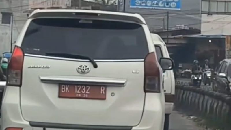 Mobil Dinas Berpelat Merah Mati Pajak Keluyuran di Binjai, Publik Desak Sanksi Pidana