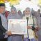 PT Amanah Akbar Mandiri Wisata Berikan Penghargaan Perjalanan Umrah kepada Bupati Labuhanbatu