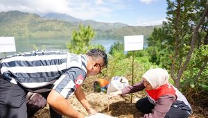 Pertamina Patra Niaga Regional Sumbagut Salurkan Bantuan Sektor Lingkungan, Jaga Kelestarian Alam dan Penghijauan di Sekitar Danau Toba