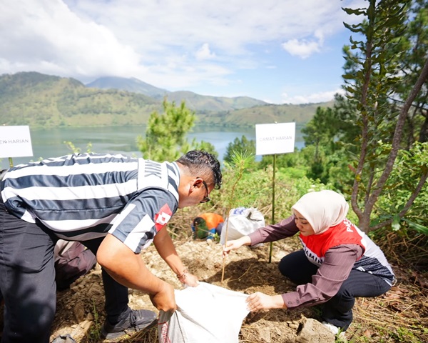Pertamina Patra Niaga Regional Sumbagut Salurkan Bantuan Sektor Lingkungan, Jaga Kelestarian Alam dan Penghijauan di Sekitar Danau Toba
