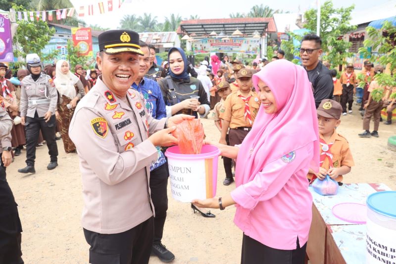 Wakapolres Labuhanbatu Hadiri Sedekah Segenggam Beras, Dorong Semangat Berbagi di Kalangan Pelajar