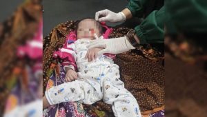 KLIKSUMUT.COM | TAPANULI TENGAH - Ntah apa yg ada dipikiran ibunya, bayi mungil ini dibuang dipinggir jalan, tepatnya di Lingkungan IV Barung-Barung, Kelurahan Sipange, Kecamatan Tukka, Tapanuli Tengah (Tapteng), Jumat (9/10/2026) siang.