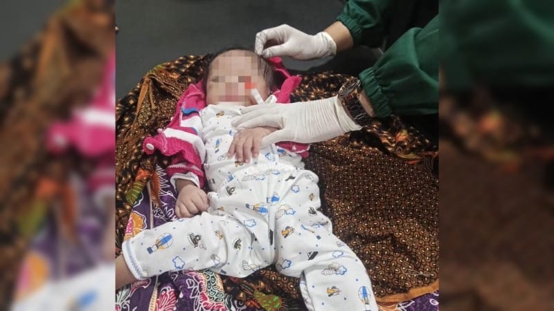 KLIKSUMUT.COM | TAPANULI TENGAH - Ntah apa yg ada dipikiran ibunya, bayi mungil ini dibuang dipinggir jalan, tepatnya di Lingkungan IV Barung-Barung, Kelurahan Sipange, Kecamatan Tukka, Tapanuli Tengah (Tapteng), Jumat (9/10/2026) siang.